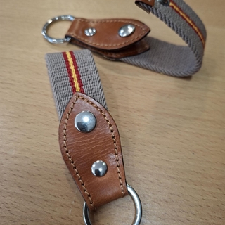 Llavero piel con broche y lona beige con bandera España - Imagen 2